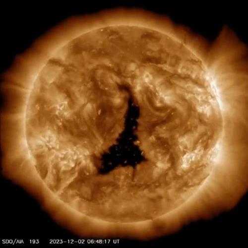 太阳表面出现60倍地球尺寸大洞！预计引发地磁暴